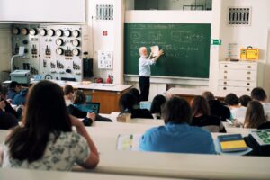 Aposentadoria de professor - Professor dando aula