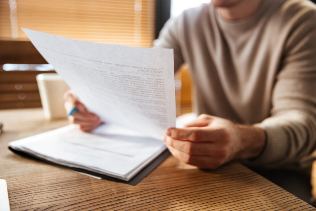 Certidão de Tempo de Contribuição: Homem analisando uma certidão para saber se já tem tempo suficiente de contribuição para se aposentar