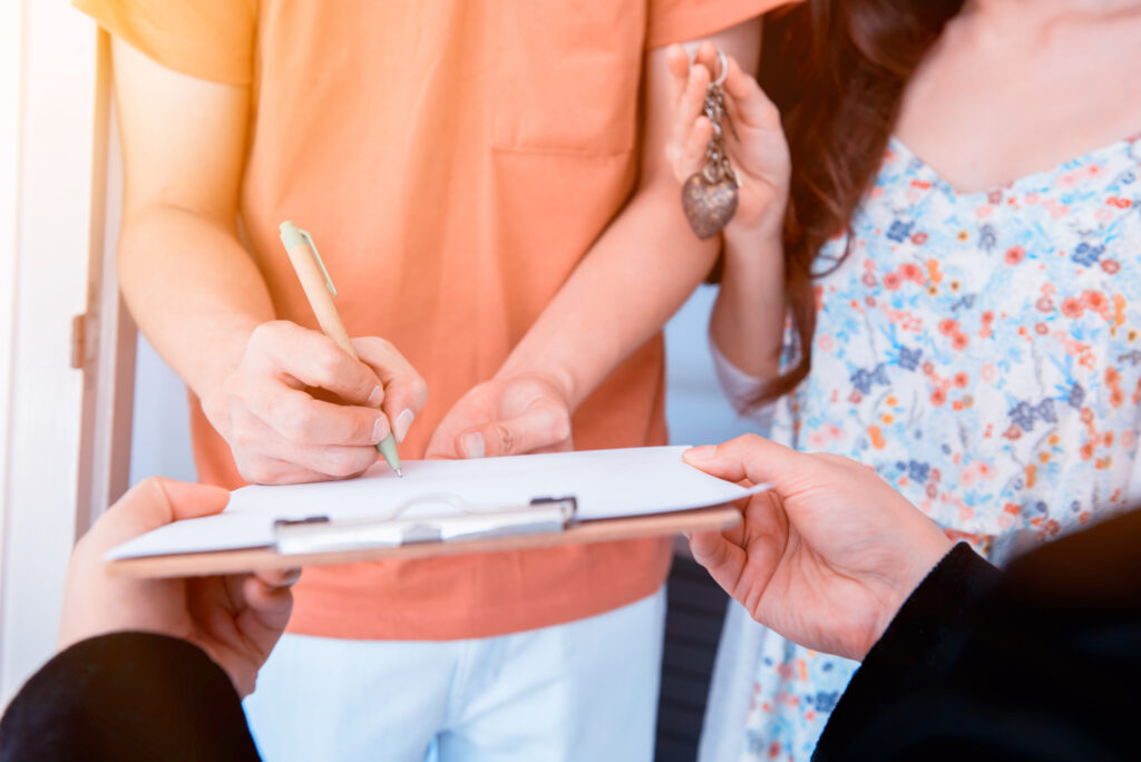 Contrato de namoro: Casal assinando um contrato de namoro de seis meses